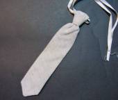 více - 2103 Malá kravata krémovo-šedě žíhaná  