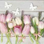 více - Ubrousky 3vrstvé, tulipány s dřevěnými motýlky      20ks