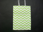 více - Menší  dárková taška zelený cik-cak vzor
