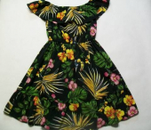 více - 2803 Lehké polyesterové šaty s volánkem kolem ramen, černé květované  7-8 let