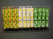 více - Malé dřevěné kolíčky žluto-zeleno-bílé vzorované  12 ks