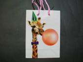 více - Malá dárková taška bílá se žirafou