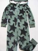 více - 2412 Huňatý overal khaki s černými hvězdami  5-6 let   v.110/116