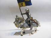 více - Rytíř Schleich na koni stříbrný s vlajkou