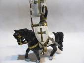 více - Rytíř Schleich na koni, černo-zlatý s vlajkou