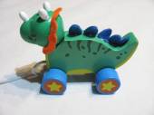 více - 0404 Dřevěná hračka na kolečkách dinosaurus  14cm