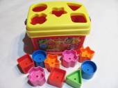 více - 1104 Plastový box prohazovačka s 9 ks FISHER PRICE  18 x 13 x 13cm