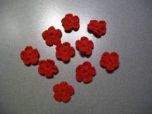 zvětšit obrázek - Háčkovaná květinka červená    10ks