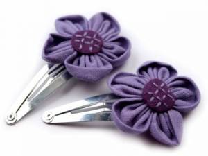 zvětšit obrázek - Sponky pukačky s textilní květinou - fialové      2ks