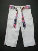 více - Krátké bílé kalhoty s květovaným páskem  6-7 let  v.116/122